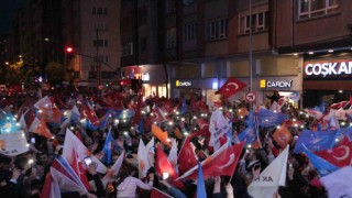 Binlerce kişi AK Parti Eskişehir İl Başkanlığı önünde zafer kutlaması yaptı