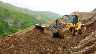 Bitliste 15 köy yolu ve içme suyu hatları selden zarar gördü