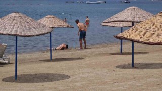 Boğulmak üzere olan genci vatandaşlar kurtardı