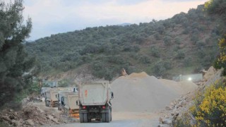 Böyle duyarsızlık görülmedi, yolun ortasına şantiye kurdular