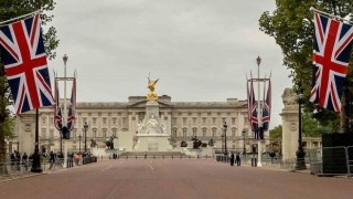 Buckingham Sarayı önünde silahlı olduğu şüphesiyle bir kişi gözaltına alındı