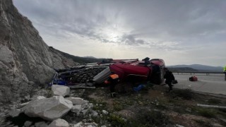 Burdurda tır şarampole devrildi: 2 yaralı