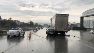 Bursada feci kaza, otomobil tıra ok gibi saplandı: 2 yaralı