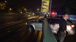 Bursada kontrolden çıkıp bariyerlere saplanan otomobil 5 metre yükseklikte asılı kaldı