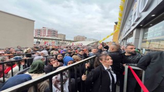 Bursada ucuzluk izdihamı...Birbirlerini ezip dükkanı talan ettiler