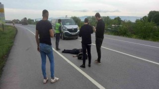 Bursada yolun karşısına geçmek isteyen yayaya minibüs çarptı
