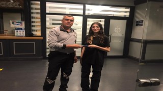 Büyükşehir ekipleri düşürülen cüzdan ve telefonu sahiplerine ulaştırdı
