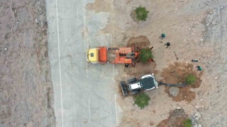 Büyükşehir, Mimarsinan OSB Kavşağı ile refüjleri ağaç taşıma yöntemi ile ağaçlandırıyor