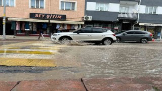 Caddelerde biriken sular sürücülere ve yayalara zor anlar yaşattı