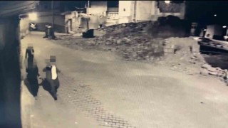 Çaldığı eşyaları omzunda taşıyan hırsız kameralara yakalandı
