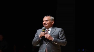 Camdan tesarlanan giysiler büyüledi