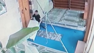 Camiden çalmak istediği yardım kasasının altında kaldı
