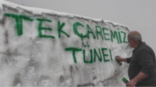 Camili köyü sakinleri AK Parti Artvin Milletvekili adayı Faruk Çelikten tünel istedi