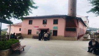Caminin sadaka kutusunu çaldılar