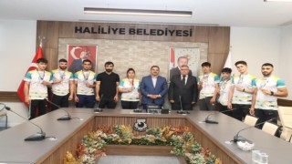 Canpolat şampiyon sporcuları ödüllendirdi