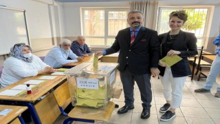 CHP İzmir İl Başkanı Aslanoğlu ve eşi oylarını kullandı