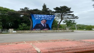 CHP milletvekili adayının seçim afişi mezarlığa asıldı