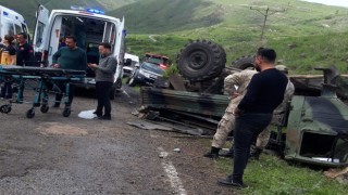 Çıldırda askeri araç kaza yaptı