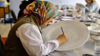 Çini sanatıyla tanışan Ağrılı kadınlar ortaya eşsiz güzellikte eserler çıkardı