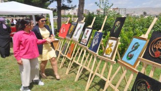 Cizreli kadınlar el emeklerini sergiledi