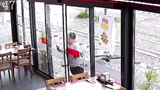 Çocuk hırsızın soğukkanlılığı kamerada: Önce sensörlü kapıyı açtı, sonra kasaya yöneldi