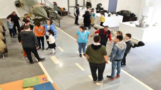 Çocuklar izciliği öğreniyor