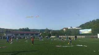 Çocuklar uçurtma şenliğinde gökyüzünü renklendirdi