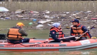 Çoruh nehrine düşen kamyon 3 gün sonra çıkartıldı, kayıp sürücüyü ise arama çalışmaları sürüyor