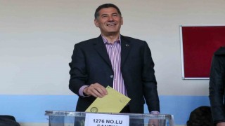 Cumhurbaşkanı adayı Sinan Oğan Ankarada oyunu kullandı