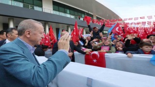 Cumhurbaşkanı Erdoğan: 500 bin civarında mülteciyi Suriyenin kuzeyindeki briket evlere göndermeye başladık