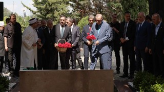 Cumhurbaşkanı Erdoğan, merhum Cumhurbaşkanı Turgut Özal'ın kabrini ziyaret etti