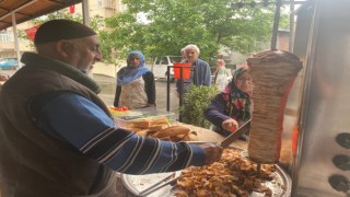 Cumhurbaşkanı Erdoğanın zaferi için döner ve tulumba dağıttı