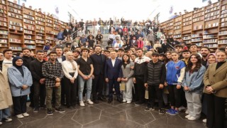 Cumhurbaşkanı Yardımcısı Fuat Oktay, Başkent Millet Bahçesinde gençlerle bir araya geldi