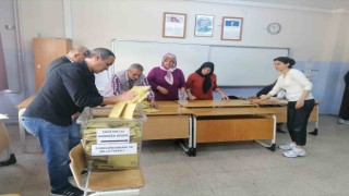 Cumhurbaşkanlığı ve 28. Dönem Milletvekilliği Genel Seçimlerinde oy kullanma işleminin tamamlanmasının ardından İzmirde oylar sayılmaya başlandı.