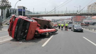 D-100de arıza yapan otomobile vinç çarptı