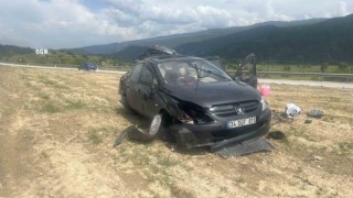 D100de otomobil takla attı: 3 yaralı