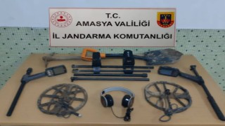 Dağlık arazide kaçak kazı yaparken jandarmaya yakalandılar