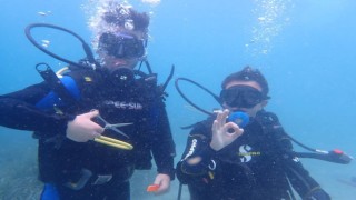 Denizin 5 metre altında saç tıraşı yaptı, fısfıs kullanmayı bırakmadı