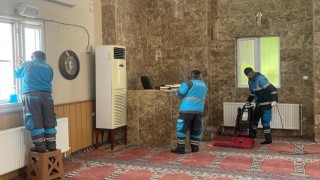 Deprem bölgesinde cami temizliği