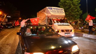 Deprem bölgesinde halk sokağa döküldü, zafer kutlaması yaptı: Bu adamı çok seviyoruz
