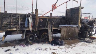 Deprem bölgesine yardım malzemesi götürürken tırı yanan esnaf destek bekliyor