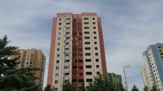 Depremde bir bölümü çöken binayı gören bir daha bakıyor