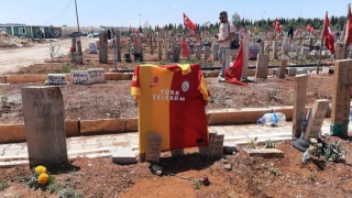 Depremde hayatını kaybeden fanatik Galatasaraylıların mezar taşına forma asıldı