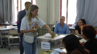 Depremin ardından yoğun göç alan Mersinde oy kullanma işlemleri sürüyor
