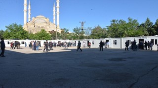 Depremin merkez üssü Kahramanmaraşta vatandaşlar oy kullanmaya başladı