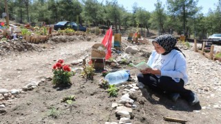 Depremin merkez üssündeki mezarlıkta buruk Anneler Günü