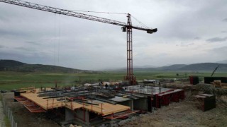 Depremin merkezinde yapımına başlanan konutlarda hummalı çalışma sürüyor