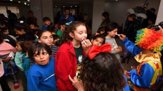 Depremzede çocuklar oyunlar oynayarak stres atıyor