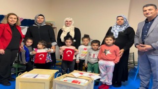 Depremzede öğrencilere oyun sandıkları dağıtıldı