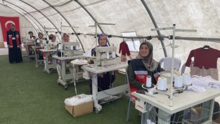 Depremzedeler için çadırlarda üretim yapıyorlar
